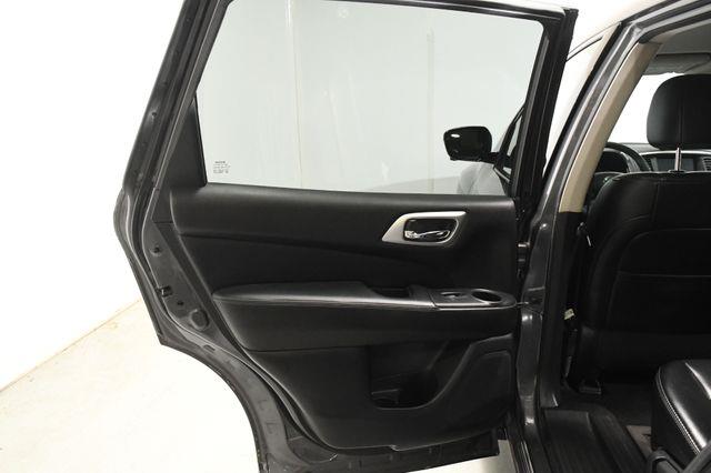 2017 Nissan Pathfinder SL photo