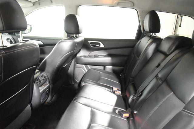 2017 Nissan Pathfinder SL photo