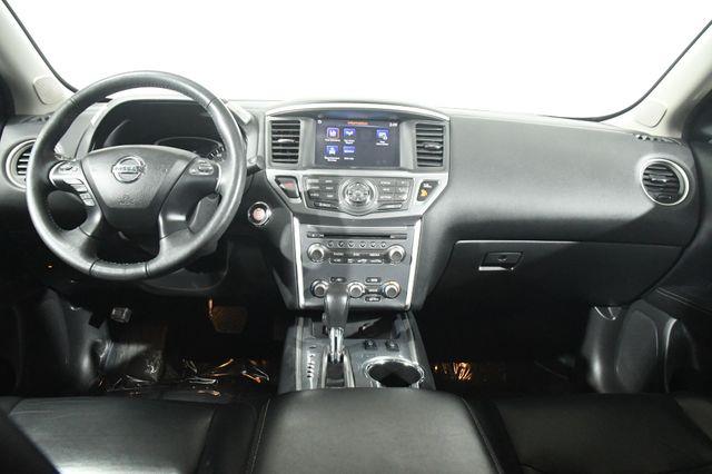 2017 Nissan Pathfinder SL photo