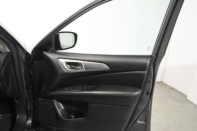 2017 Nissan Pathfinder SL photo
