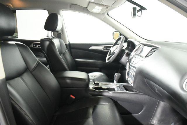 2017 Nissan Pathfinder SL photo