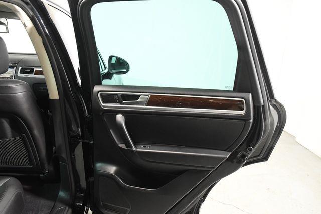 2016 Volkswagen Touareg Lux w/ Nav/ Blind Spot/ Safety photo