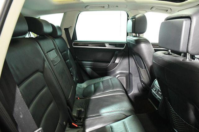 2016 Volkswagen Touareg Lux w/ Nav/ Blind Spot/ Safety photo