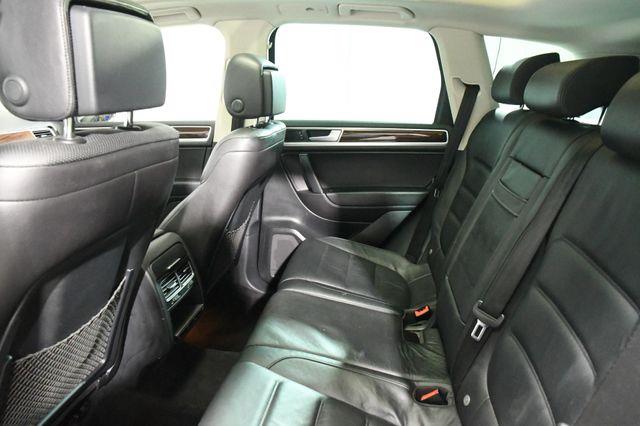 2016 Volkswagen Touareg Lux w/ Nav/ Blind Spot/ Safety photo