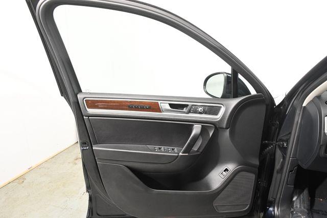 2016 Volkswagen Touareg Lux w/ Nav/ Blind Spot/ Safety photo