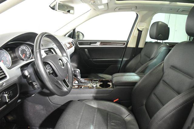 2016 Volkswagen Touareg Lux w/ Nav/ Blind Spot/ Safety photo