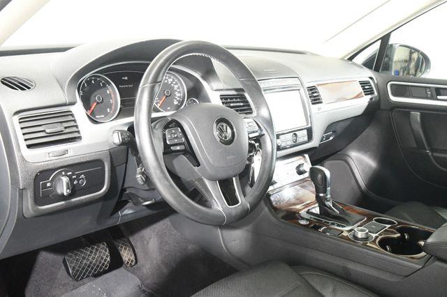 2016 Volkswagen Touareg Lux w/ Nav/ Blind Spot/ Safety photo