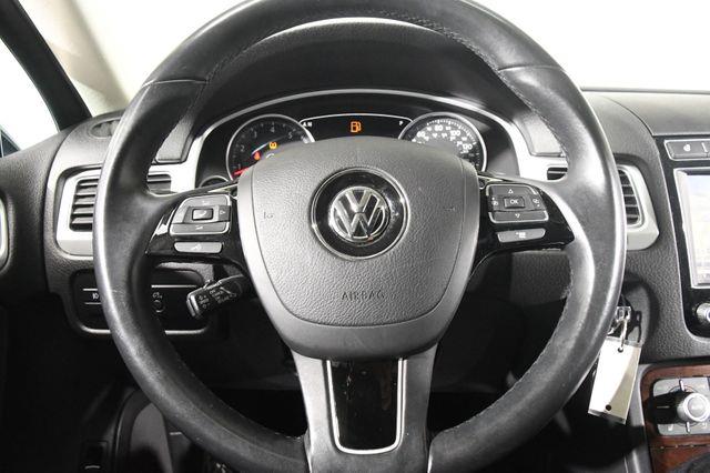 2016 Volkswagen Touareg Lux w/ Nav/ Blind Spot/ Safety photo