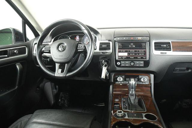 2016 Volkswagen Touareg Lux w/ Nav/ Blind Spot/ Safety photo
