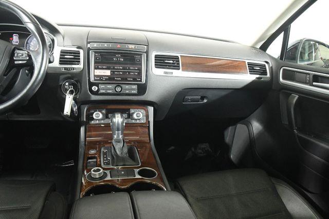 2016 Volkswagen Touareg Lux w/ Nav/ Blind Spot/ Safety photo