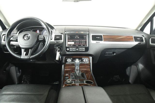 2016 Volkswagen Touareg Lux w/ Nav/ Blind Spot/ Safety photo