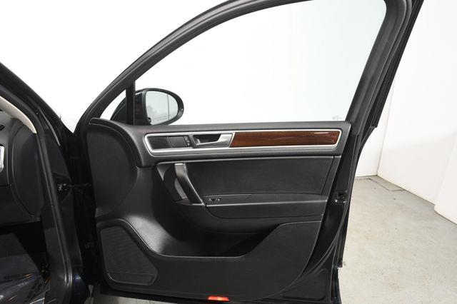 2016 Volkswagen Touareg Lux w/ Nav/ Blind Spot/ Safety photo