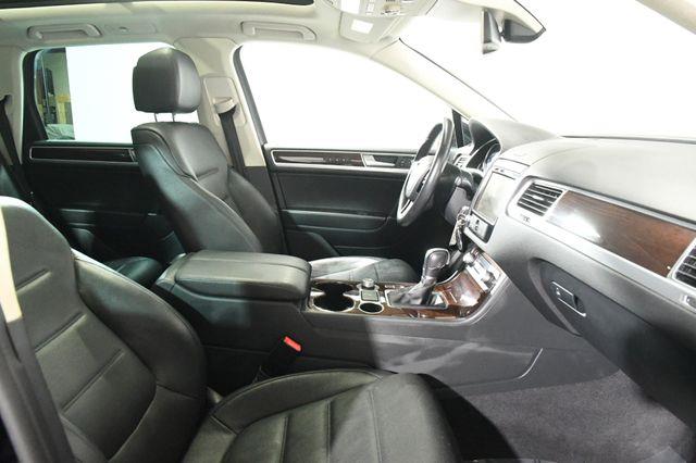 2016 Volkswagen Touareg Lux w/ Nav/ Blind Spot/ Safety photo