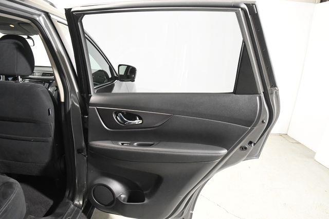 2016 Nissan Rogue SV w/ Nav / Tech1 photo