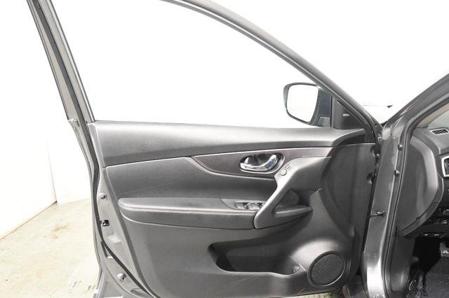 2016 Nissan Rogue SV w/ Nav / Tech1 photo