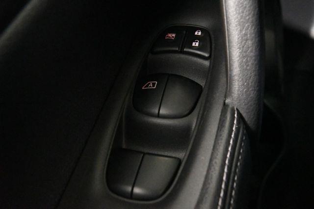 2016 Nissan Rogue SV w/ Nav / Tech1 photo
