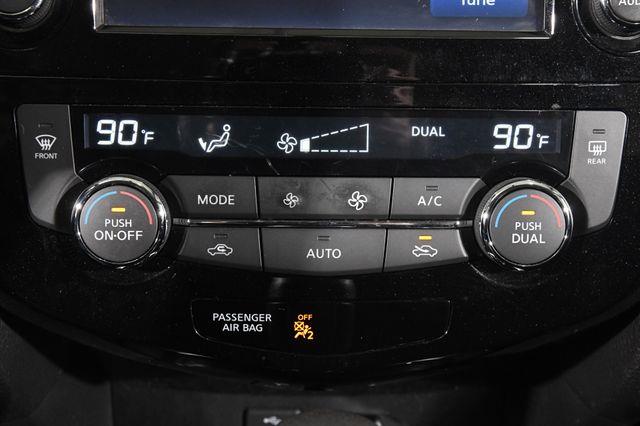 2016 Nissan Rogue SV w/ Nav / Tech1 photo