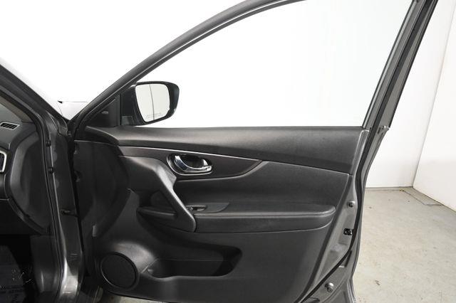 2016 Nissan Rogue SV w/ Nav / Tech1 photo