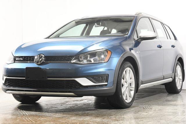 The 2017 Volkswagen Golf Alltrack SE photos
