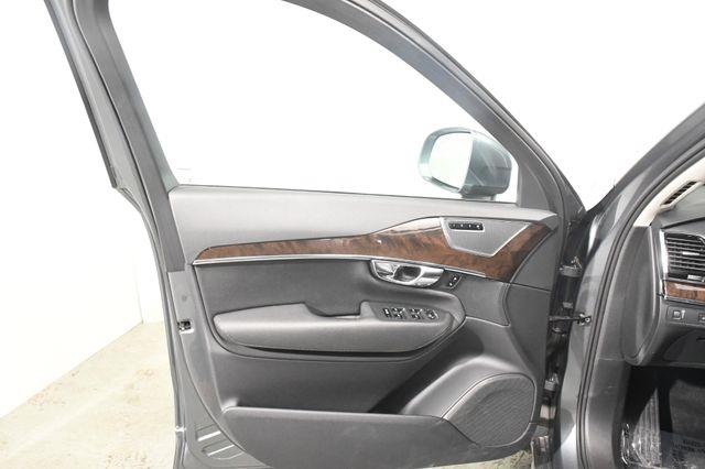 2017 Volvo XC90 Momentum photo