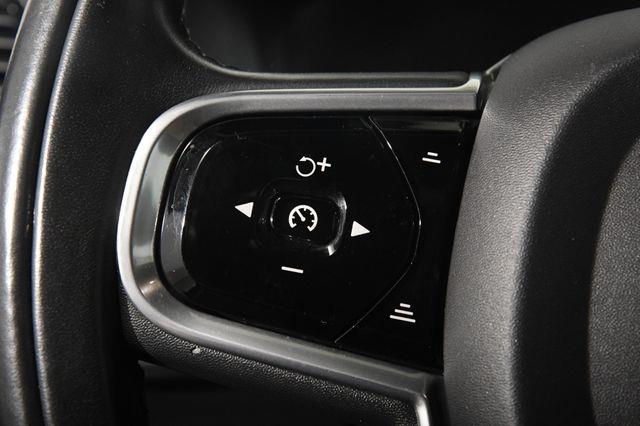 2017 Volvo XC90 Momentum photo