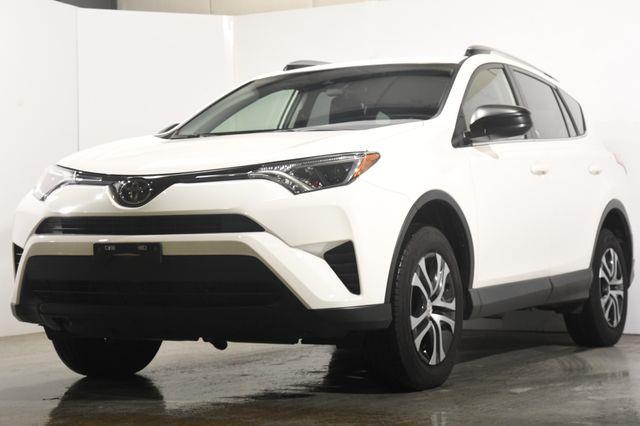 The 2017 Toyota RAV4 LE photos