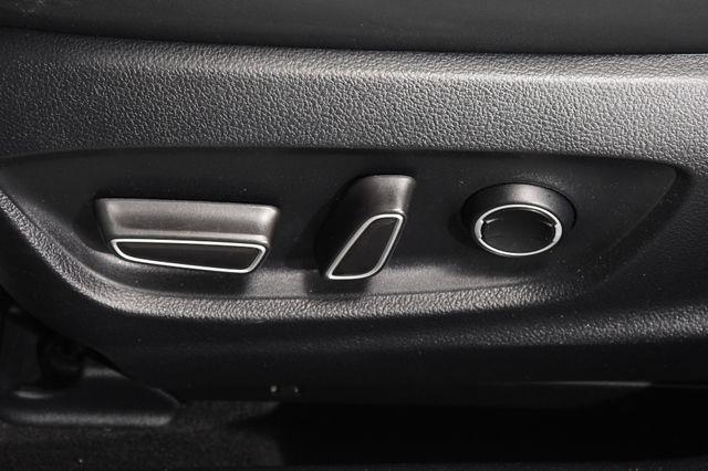 2016 Toyota Prius Four Touring w/ Leather / Nav/ photo