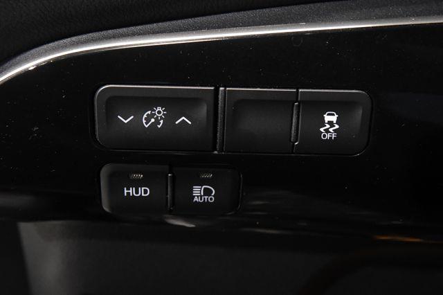 2016 Toyota Prius Four Touring w/ Leather / Nav/ photo