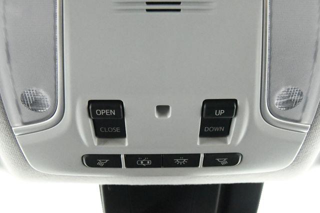 2016 Toyota Prius Four Touring w/ Leather / Nav/ photo