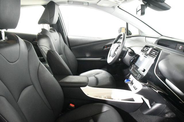 2016 Toyota Prius Four Touring w/ Leather / Nav/ photo