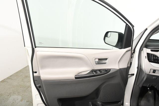 2017 Toyota Sienna LE Auto Access Seat photo
