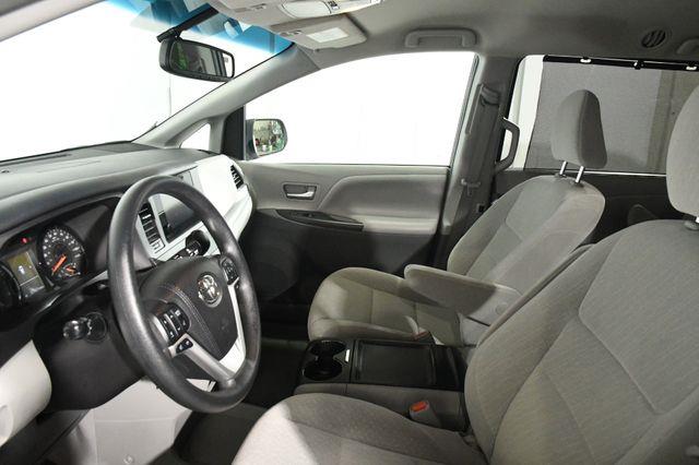 2017 Toyota Sienna LE Auto Access Seat photo