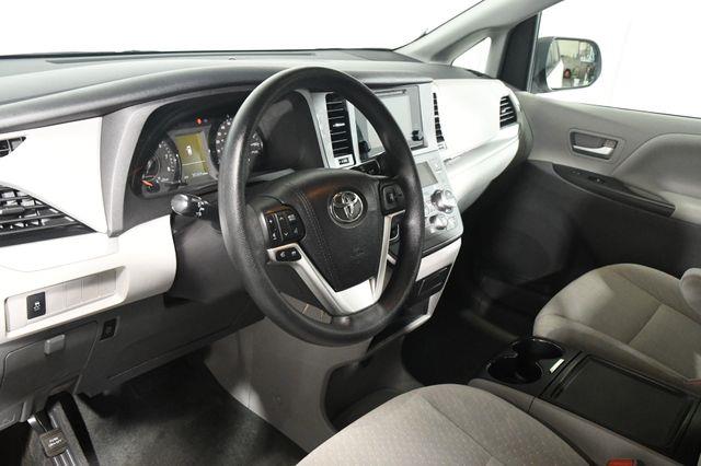 2017 Toyota Sienna LE Auto Access Seat photo