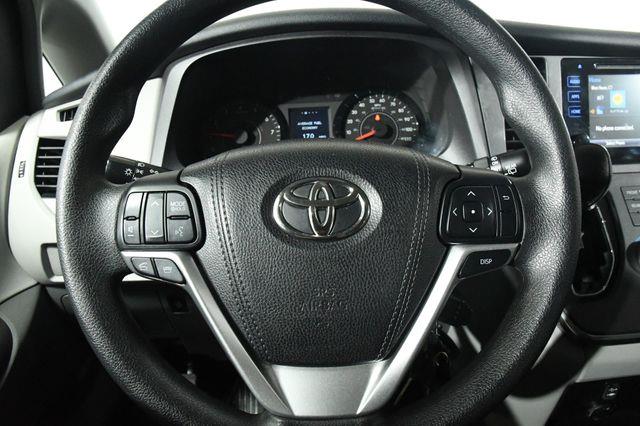 2017 Toyota Sienna LE Auto Access Seat photo