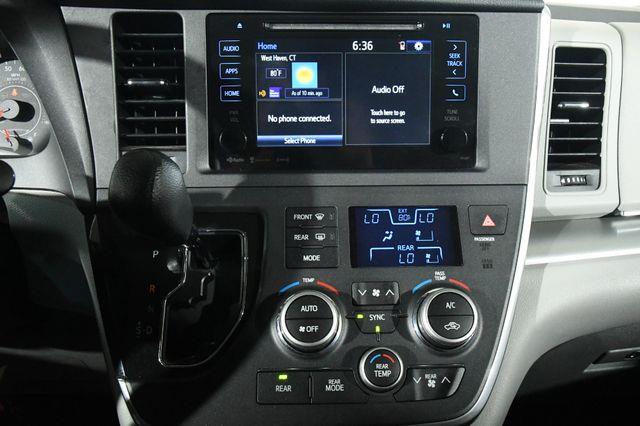 2017 Toyota Sienna LE Auto Access Seat photo