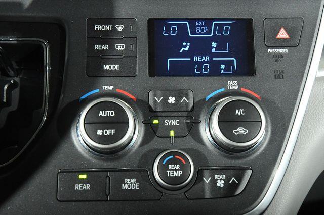 2017 Toyota Sienna LE Auto Access Seat photo