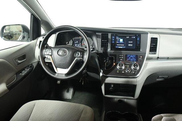 2017 Toyota Sienna LE Auto Access Seat photo