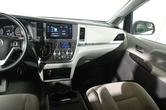 2017 Toyota Sienna LE Auto Access Seat photo