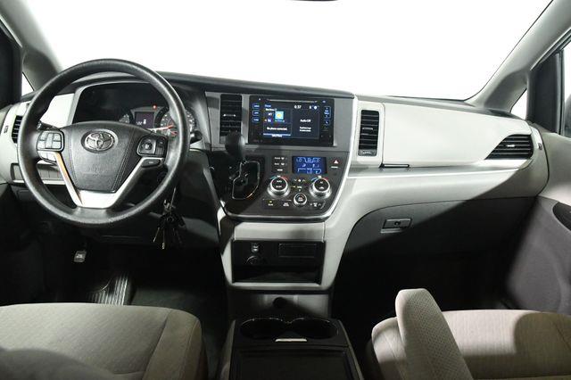 2017 Toyota Sienna LE Auto Access Seat photo