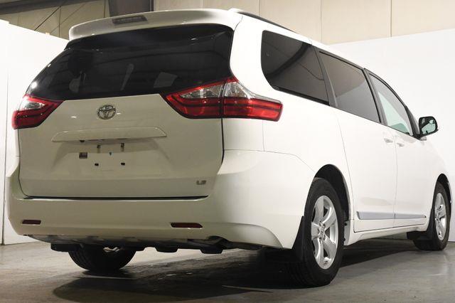 2017 Toyota Sienna LE Auto Access Seat photo