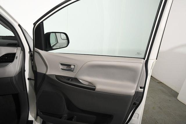 2017 Toyota Sienna LE Auto Access Seat photo