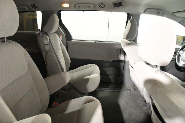 2017 Toyota Sienna LE Auto Access Seat photo