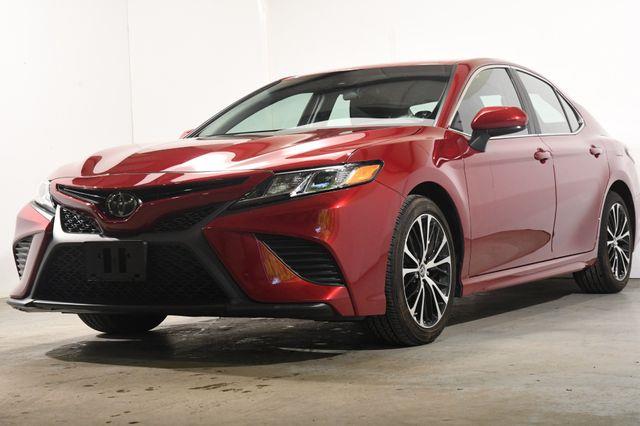 The 2018 Toyota Camry SE photos