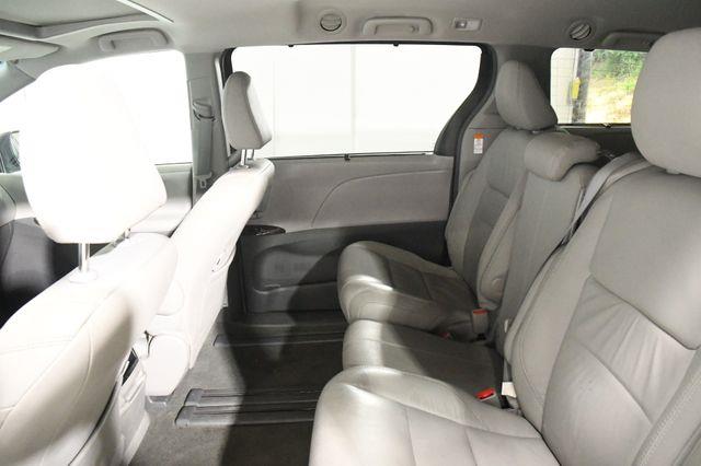2017 Toyota Sienna XLE Premium photo