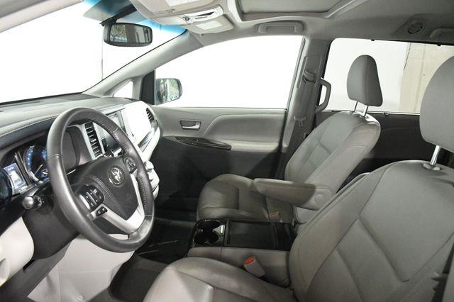 2017 Toyota Sienna XLE Premium photo