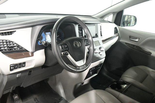 2017 Toyota Sienna XLE Premium photo