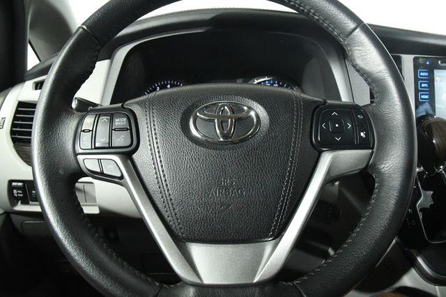 2017 Toyota Sienna XLE Premium photo