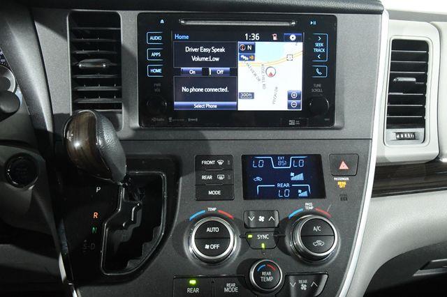 2017 Toyota Sienna XLE Premium photo