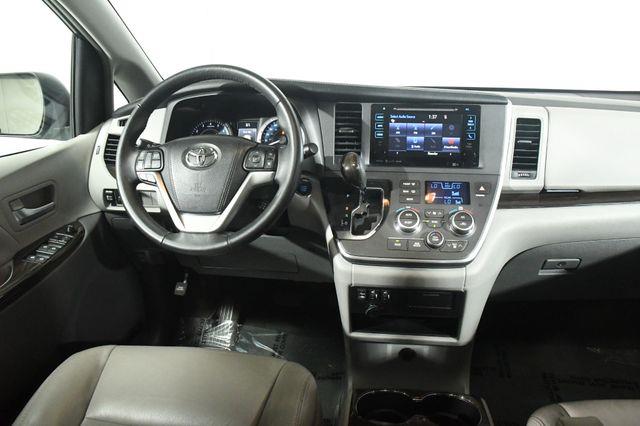 2017 Toyota Sienna XLE Premium photo