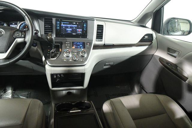 2017 Toyota Sienna XLE Premium photo